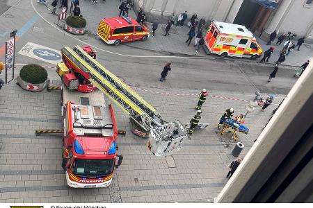 Die Feuerwehr München rettet einen akut erkrankten Mann mit der Drehleiter aus dem Spielzeugmuseum am Marienplatz.