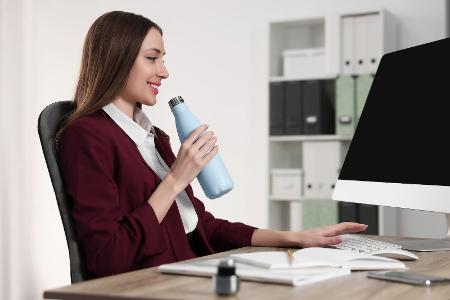 Zur Wasserflasche greifen 