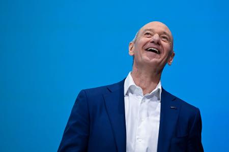 Siemens-Chef Roland Busch hat Grund zur Freude: Geschäftszahlen und Aktienkurs entwickeln sich gut.