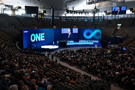 Bei der Hauptversammlung bekam die Siemens-Spitze Applaus der Aktionäre.