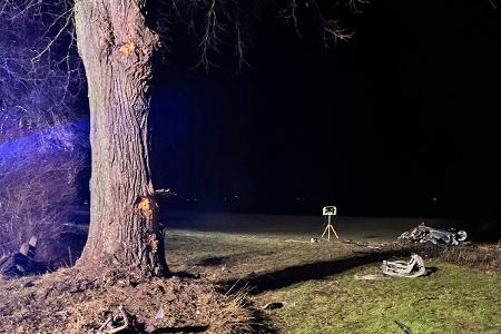 Der völlig zerstörte Wagen landete auf einem angrenzenden Feld.