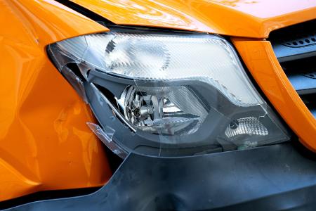 Parkrempler können bei modernen Autos schnell sehr teuer werden, beklagt der ADAC. (Archivbild)