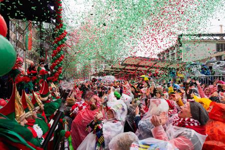Jecken feiern auf dem Alter Markt in Köln Weiberfastnacht. Mit der Weiberfastnacht beginnt in den närrischen Hochburgen der Straßenkarneval.