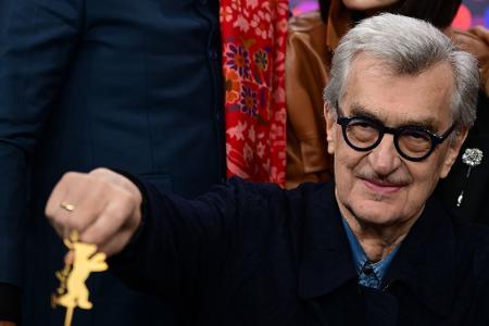 Wim Wenders, Vorsitzender der Jury der Berlinale, fasst während der Pressekonferenz der Internationalen Jury der Berlinale am Eröffnungstag im Pressezentrum einen Berlinale-Aufsteller an.