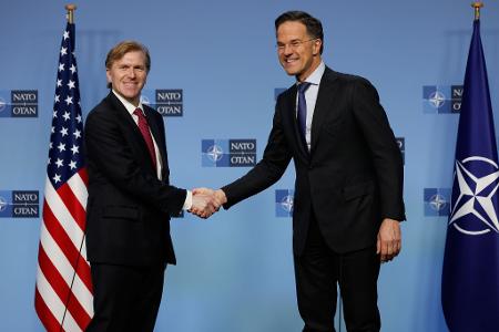 Schlug an der Seite von Nato-Generalsekretär Mark Rutte überraschend versöhnliche Töne an: US-Verteidigungsstaatssekretär Elbridge Colby (l).