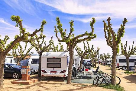 Campingvan, Autos, FahrrŠder, BŠume, StŸhle, Himmel