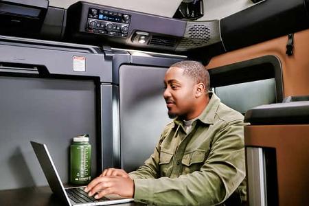 11/2025 Mack Pioneer USA Truck