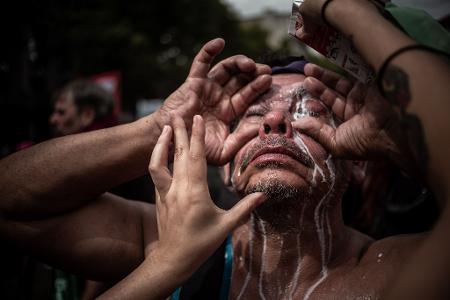 Ein Demonstrant wird gegen Tränengas behandelt.
