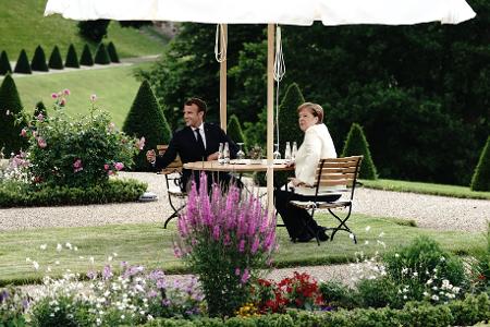Auch Kanzlerin Merkel empfing Gäste wie Frankreichs Präsident Macron in Meseberg. (Archivbild) 