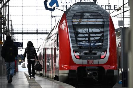 Der tödliche Angriff auf einen Zugbegleiter in einem Regionalzug hat bundesweit Entsetzen ausgelöst. (Archivbild)