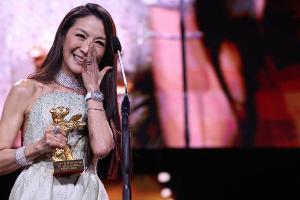Auftakt der Berlinale: Michelle Yeoh erhält Goldenen Ehrenbären