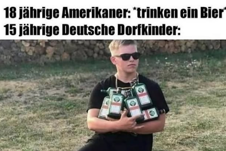 Kind mit Sonnenbrille und Jägermeister-Flaschen auf dem Arm