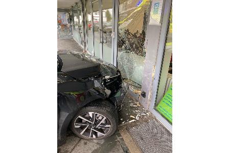 Der Opel krachte in die Ladenfront.