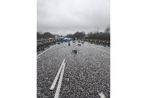 Lkw verliert Wasserkisten auf der A27