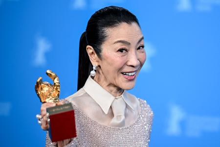 Schauspielerin Michelle Yeoh ist beim Photocall zur Verleihung des Golden Ehrenbären. Die 76. Internationalen Filmfestspiele Berlin finden vom 12. bis 22. Februar 2026 statt.