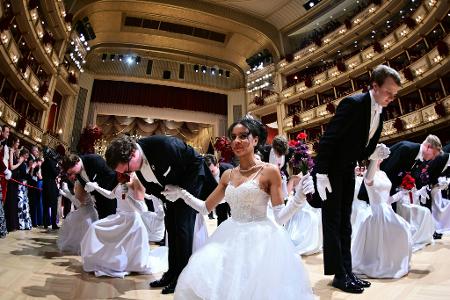 Debütantenpaare betreten den Saal während der Eröffnung des 68. Wiener Opernballs.