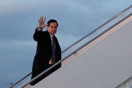 US-Außenminister Marco Rubio winkt auf dem Weg zur Münchner Sicherheitskonferenz.