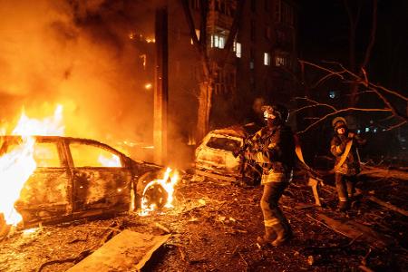 Feuerwehrleute arbeiten am Ort eines russischen Bombenangriffs in Kramatorsk.