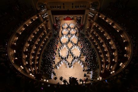 Debütantenpaare betreten den Saal während der Eröffnung des 68. Wiener Opernballs.