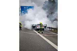 Bild01: brennender Pkw
Bildrechte: Autobahnpolizeiinspektion Thüringen