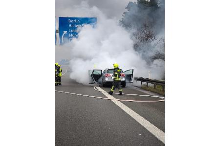 Bild01: brennender Pkw
Bildrechte: Autobahnpolizeiinspektion Thüringen