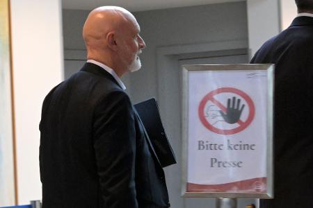 Es dringt nicht viel heraus aus dem Verhandlungssaal, hier dbb-Chef Volker Geyer im Potsdamer Hotelfoyer.