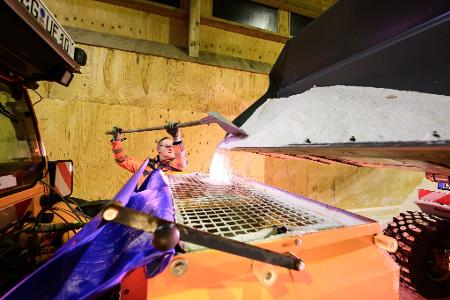 Straßendienst-Beschäftigte sind nur einige der Betroffenen der Tarifverhandlungen für den öffentlichen Dienst. (Archivbild)