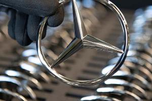 Hand hält einen Mercedes-Stern