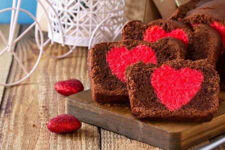 Valentinstags-Überraschung: Schokokuchen mit rotem Herz