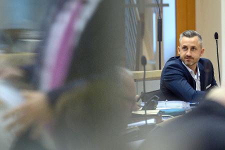 Der Spitzenkandidat der AfD für die Landtagswahl in Sachsen-Anhalt, Ulrich Siegmund, sagt, Angehörigen von Parteifreunden könne er vertrauen, das sei wichtig bei Mitarbeitern. (Archivbild) 