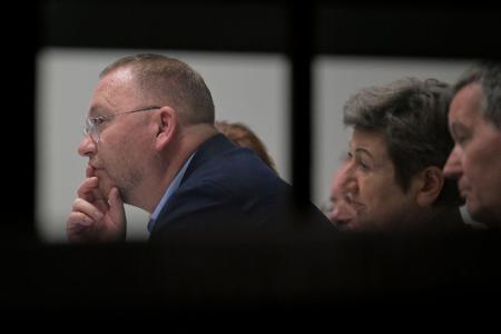 Verdi-Chef Frank Werneke informiert immer wieder zwischendurch seine Kollegen.