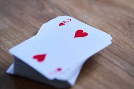 Seit dem 14. Jahrhundert fand das rote Herzsymbol auf Spielkarten Verbreitung. (Archivbild)