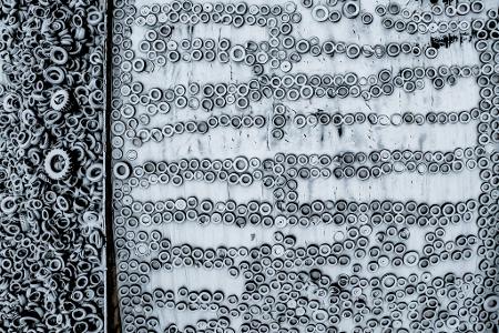 Schnee bedeckt ein Futtersilo, auf dem ausgediente Autoreifen die Schutzfolie beschweren.