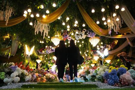 Ein Paar betritt einen Veranstaltungsort während einer LGBTQIA+-Verlobungszeremonie am Valentinstag.