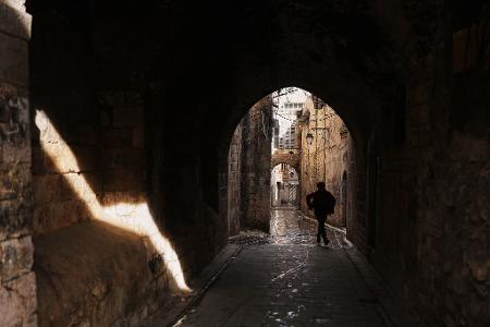 Ein Jugendlicher geht durch eine Gasse in der Altstadt von Aleppo.