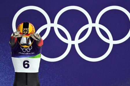 Jacqueline Pfeifer bereitet sich auf den Start mit ihrem Skeleton bei den Olympischen Winterspielen Mailand Cortina 2026 vor.