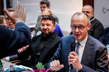 Bundeskanzler Friedrich Merz (CDU) und Wolodymyr Selenskyj, Präsident der Ukraine, nehmen bei der 62. Münchner Sicherheitskonferenz (MSC) an einem Treffen im Berliner Format teil.