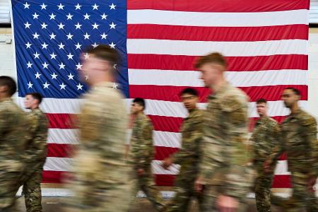 Mitglieder des XVIII. Luftlandekorps empfangen US-Präsident Trump in Fort Bragg. 