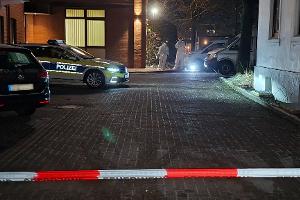 Ermittler suchen nach einem Bankeinbruch nach Spuren.