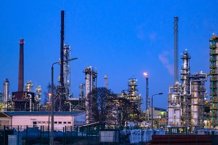 Die PCK-Raffinerie in Schwedt/Oder befürchtet negative Folgen für die Versorgung mit Sprit und Heizöl, falls US-Sanktionen in Kraft treten. (Archivbild)