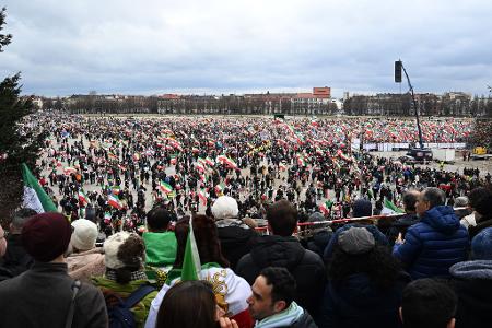 Bis zum Nachmittag zählte die Polizei bereits 200.000 Teilnehmer auf der Iran-Demo auf der Theresienwiese.