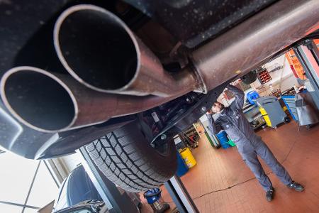 Autoreparaturen sind in den vergangenen Jahren sehr viel teurer geworden, und in der Folge auch die Kfz-Versicherung. (Symbolbild)