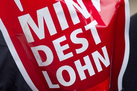 Kontrolleure des Zolls haben auch 2025 Tausende mögliche Verstöße gegen das Mindestlohngesetz aufgedeckt. (Symbolbild)