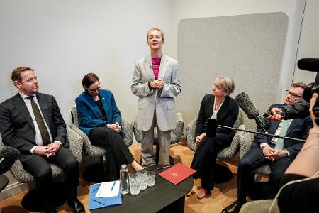 Bei einem gemeinsamen Auftritt am Rande der Münchner Sicherheitskonferenz präsentieren Außenminister Johann Wadephul und mehrere Kolleginnen und Kollegen gemeinsam mit Nawalny-Witwe Julia neue Erkenntnis zum Tod des Kremlkritikers