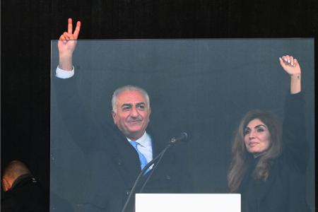 Jubel gab es für Reza Pahlavi, den Sohn des gestürzten iranischen Schahs Mohammad Reza Pahlavi, der zusammen mit seiner Frau Yasmine auf der Theresienwiese in München auftrat.