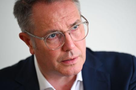 Ministerpräsident Alexander Schweitzer will ein einheitliches Deutschlandticket mit Passfoto. (Archivbild)