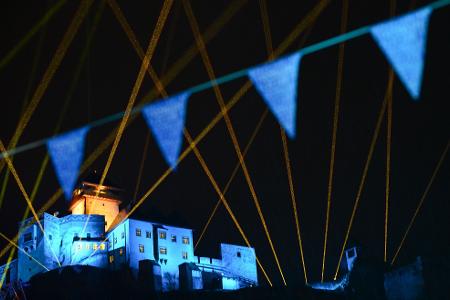 Die Burg Trenčín ist während des Eröffnungswochenendes der Kulturhauptstadt Europas Trenčín 2026 farbig beleuchtet.