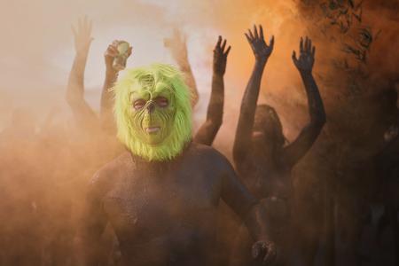 Ein Feiernder mit einer Grinch-Maske posiert während der Mud Block Karnevalsparty in Brasilien.