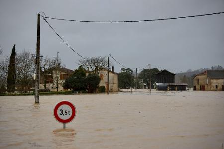 Ein Straßenschild ist auf einer überschwemmten Straße in La Reole (Frankreich) zu sehen.