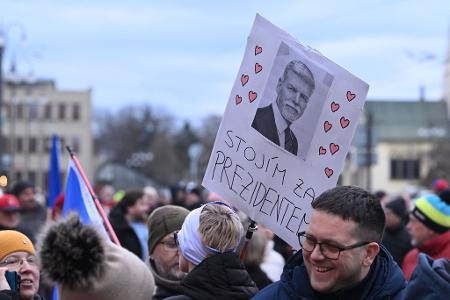 Menschen demonstrieren zur Unterstützung des tschechischen Präsidenten Pavel in Pardubice (Pardubitz), Ostböhmen. Auf dem Schild steht 